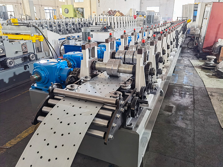 貨架立柱成型機進(jìn)料