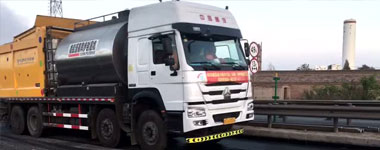 藏高速 白銀段大修橡膠瀝青同步封層碎石同步車(chē)