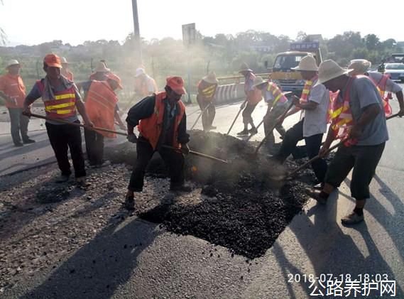 陜西：眉縣公路段積極開(kāi)展雨后路面病害修復工作