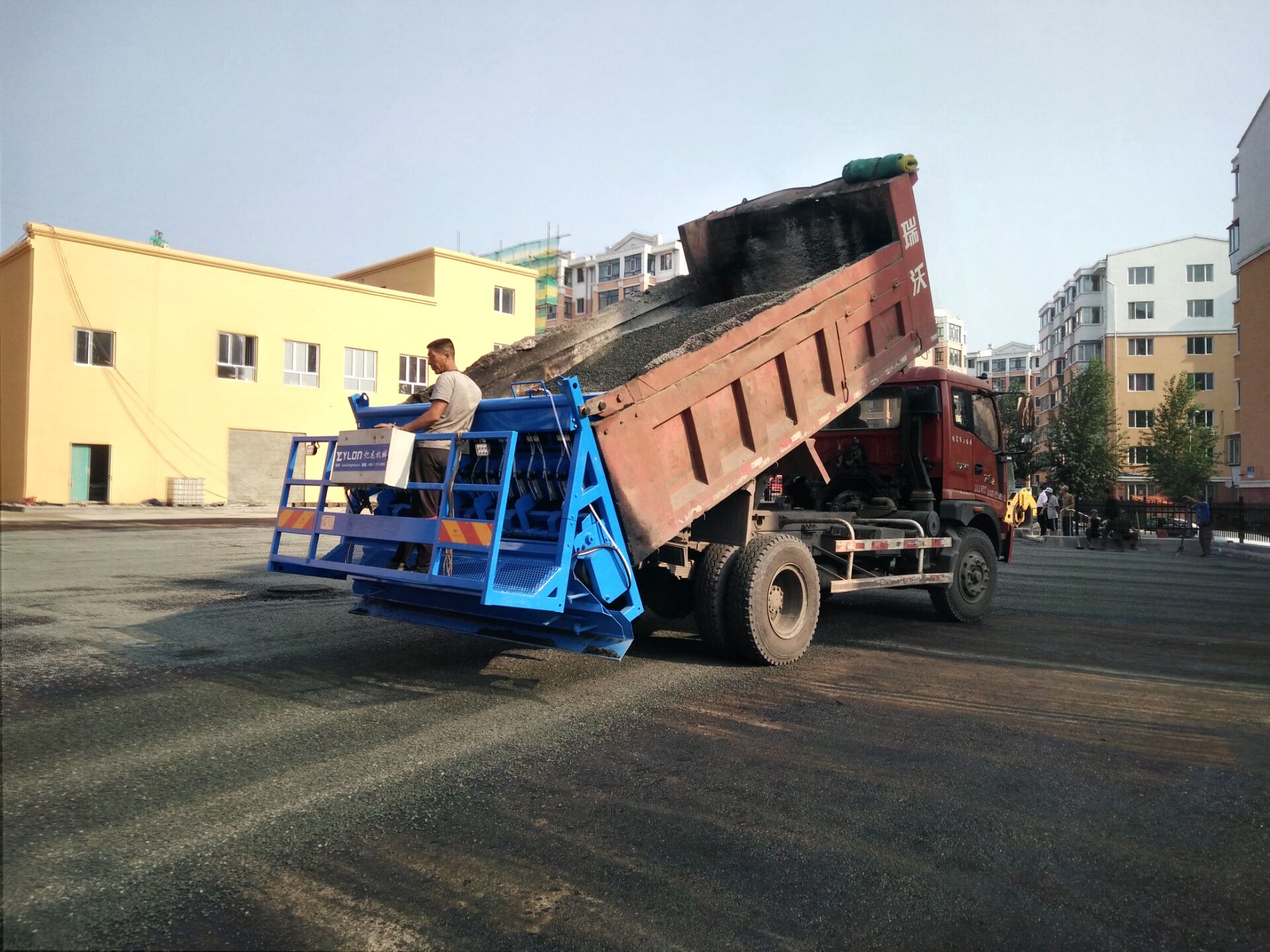 石屑撒布器型號1631,鶴崗市區停車(chē)廠(chǎng)施工